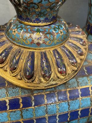 A pair of extremely rare Chinese ram-shaped cloisonné candelabra, 18/19th C. — 照片 3
