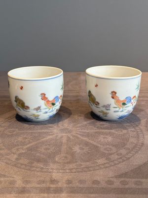 A pair of extremely rare imperial Chinese doucai 'chicken' cups, Chenghua mark, Yongzheng/Qianlong — photo 1