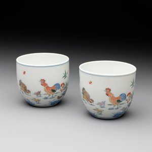 A pair of extremely rare imperial Chinese doucai 'chicken' cups, Chenghua mark, Yongzheng/Qianlong — photo 1