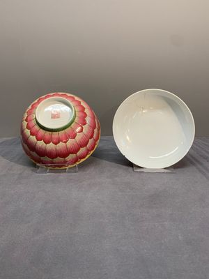 A pair of famille rose 'lotus' bowls and covers, Daoguang mark and of the period — photo 11
