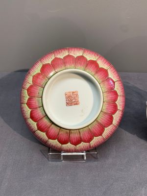 A pair of famille rose 'lotus' bowls and covers, Daoguang mark and of the period — photo 12
