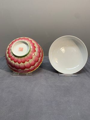 A pair of famille rose 'lotus' bowls and covers, Daoguang mark and of the period — photo 4