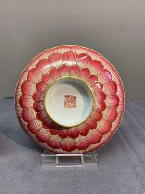 A pair of famille rose 'lotus' bowls and covers, Daoguang mark and of the period — photo 9