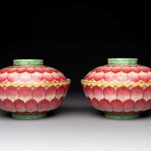 A pair of famille rose 'lotus' bowls and covers, Daoguang mark and of the period — photo 2
