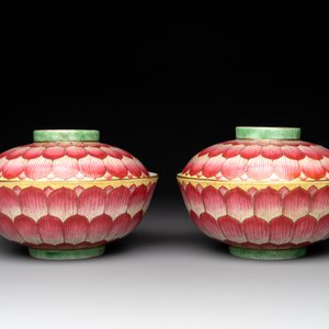 A pair of famille rose 'lotus' bowls and covers, Daoguang mark and of the period — photo 4