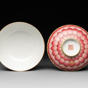 A pair of famille rose 'lotus' bowls and covers, Daoguang mark and of the period — photo 5