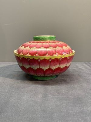 A pair of famille rose 'lotus' bowls and covers, Daoguang mark and of the period — photo 1
