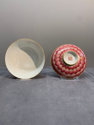 A pair of famille rose 'lotus' bowls and covers, Daoguang mark and of the period — photo 2