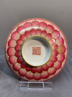 A pair of famille rose 'lotus' bowls and covers, Daoguang mark and of the period — photo 3