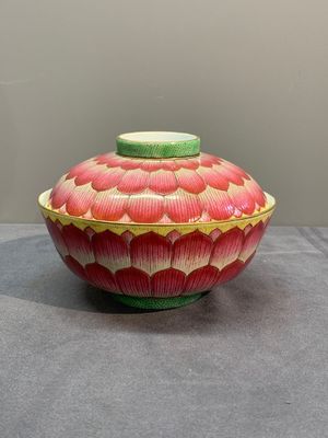A pair of famille rose 'lotus' bowls and covers, Daoguang mark and of the period — photo 7