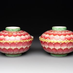A pair of famille rose 'lotus' bowls and covers, Daoguang mark and of the period — photo 1