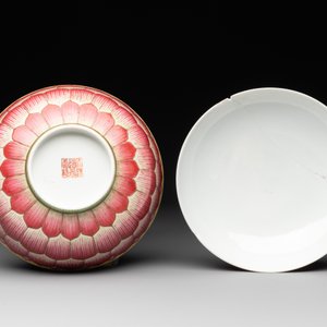A pair of famille rose 'lotus' bowls and covers, Daoguang mark and of the period — photo 8