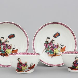 A pair of famille rose Mandarin cups and saucers, Qianlong, 18th C. — 照片 1