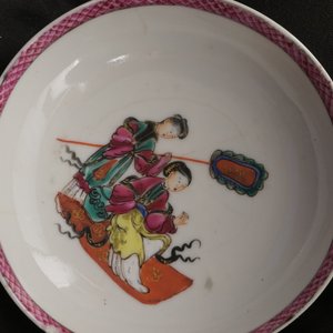A pair of famille rose Mandarin cups and saucers, Qianlong, 18th C. — 照片 4