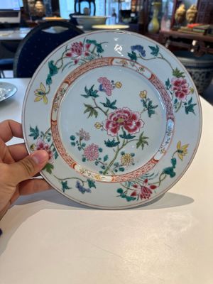 A pair of famille rose 'rooster' plates and a pair of 'floral' plates, Qianlong — 照片 2