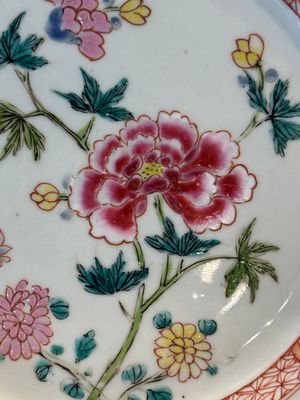 A pair of famille rose 'rooster' plates and a pair of 'floral' plates, Qianlong — 照片 3