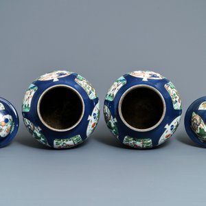 A pair of famille verte powder blue-ground vases and covers, Samson, Paris, 19th C. — 照片 5