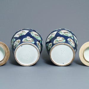 A pair of famille verte powder blue-ground vases and covers, Samson, Paris, 19th C. — 照片 6