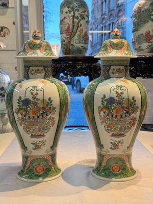 A pair of famille verte-style 'Lotus Pond and Flower Basket' vases and covers, Samson, Paris, 19th C. — photo 1