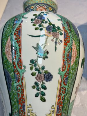 A pair of famille verte-style 'Lotus Pond and Flower Basket' vases and covers, Samson, Paris, 19th C. — photo 11