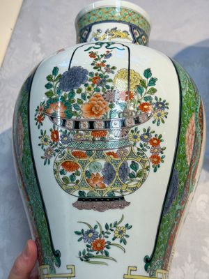 A pair of famille verte-style 'Lotus Pond and Flower Basket' vases and covers, Samson, Paris, 19th C. — photo 12