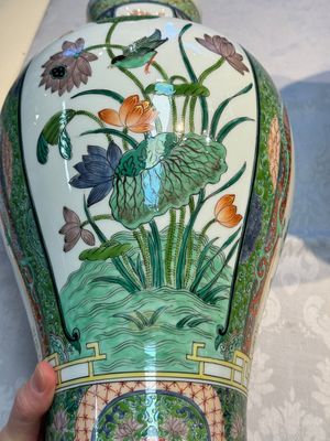 A pair of famille verte-style 'Lotus Pond and Flower Basket' vases and covers, Samson, Paris, 19th C. — photo 13