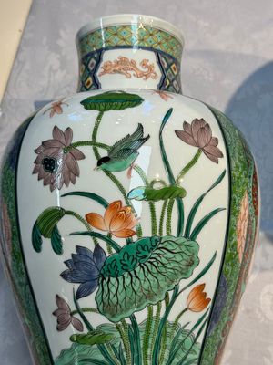 A pair of famille verte-style 'Lotus Pond and Flower Basket' vases and covers, Samson, Paris, 19th C. — photo 14