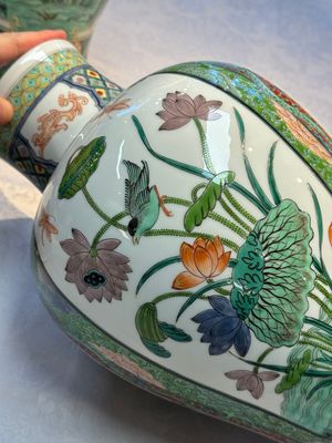 A pair of famille verte-style 'Lotus Pond and Flower Basket' vases and covers, Samson, Paris, 19th C. — photo 20