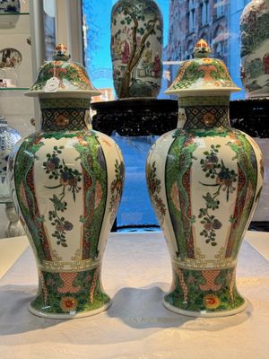 A pair of famille verte-style 'Lotus Pond and Flower Basket' vases and covers, Samson, Paris, 19th C. — photo 2