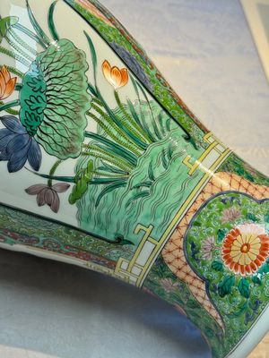 A pair of famille verte-style 'Lotus Pond and Flower Basket' vases and covers, Samson, Paris, 19th C. — photo 21