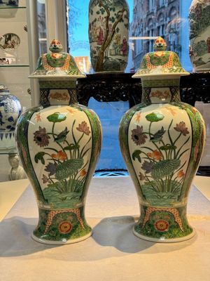 A pair of famille verte-style 'Lotus Pond and Flower Basket' vases and covers, Samson, Paris, 19th C. — photo 3
