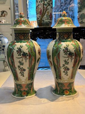 A pair of famille verte-style 'Lotus Pond and Flower Basket' vases and covers, Samson, Paris, 19th C. — photo 4