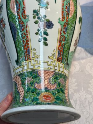 A pair of famille verte-style 'Lotus Pond and Flower Basket' vases and covers, Samson, Paris, 19th C. — photo 10