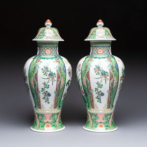 A pair of famille verte-style 'Lotus Pond and Flower Basket' vases and covers, Samson, Paris, 19th C. — photo 2