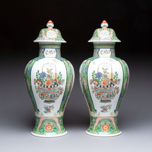 A pair of famille verte-style 'Lotus Pond and Flower Basket' vases and covers, Samson, Paris, 19th C. — photo 3