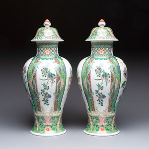 A pair of famille verte-style 'Lotus Pond and Flower Basket' vases and covers, Samson, Paris, 19th C. — photo 4