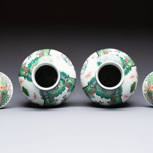 A pair of famille verte-style 'Lotus Pond and Flower Basket' vases and covers, Samson, Paris, 19th C. — photo 5