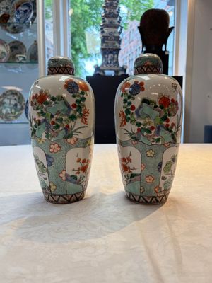 A pair of famille verte-style ovoid jars and covers, Samson, Paris, 19th C. — foto 1