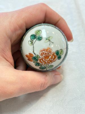 A pair of famille verte-style ovoid jars and covers, Samson, Paris, 19th C. — foto 17