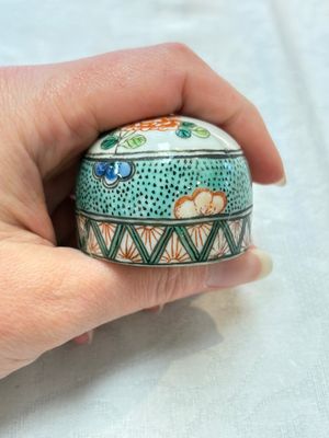 A pair of famille verte-style ovoid jars and covers, Samson, Paris, 19th C. — foto 18