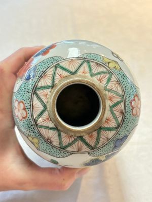 A pair of famille verte-style ovoid jars and covers, Samson, Paris, 19th C. — foto 6