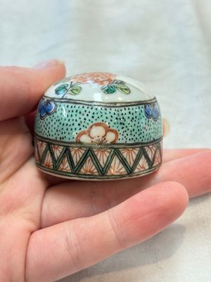 A pair of famille verte-style ovoid jars and covers, Samson, Paris, 19th C. — foto 9