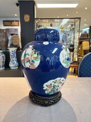 A pair of famille verte-style powder-blue-ground covered vases on stands, Samson, Paris, 19th C. — photo 1