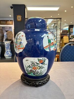 A pair of famille verte-style powder-blue-ground covered vases on stands, Samson, Paris, 19th C. — photo 12