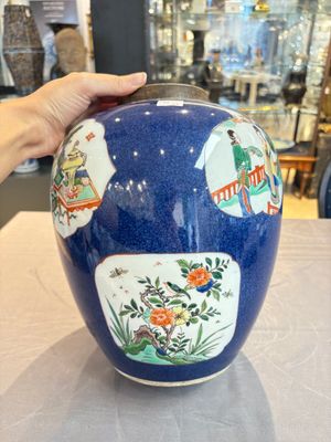 A pair of famille verte-style powder-blue-ground covered vases on stands, Samson, Paris, 19th C. — photo 13