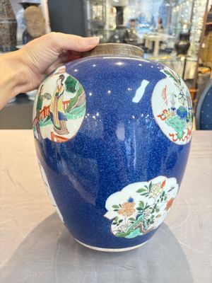 A pair of famille verte-style powder-blue-ground covered vases on stands, Samson, Paris, 19th C. — photo 14