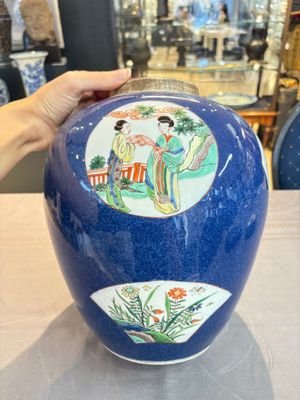 A pair of famille verte-style powder-blue-ground covered vases on stands, Samson, Paris, 19th C. — photo 4