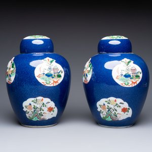 A pair of famille verte-style powder-blue-ground covered vases on stands, Samson, Paris, 19th C. — photo 5