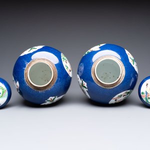 A pair of famille verte-style powder-blue-ground covered vases on stands, Samson, Paris, 19th C. — photo 6