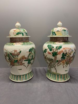A pair of famille verte-style 'warriors on horseback' vases and covers, Samson, Paris, 19th C. — photo 1